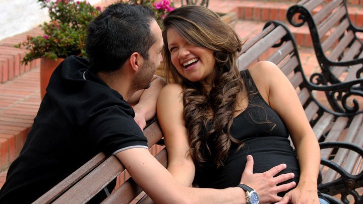 Man touching pregnant girlfriends belly