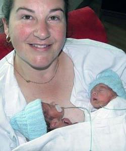 Twins born at 30 weeks held by mom